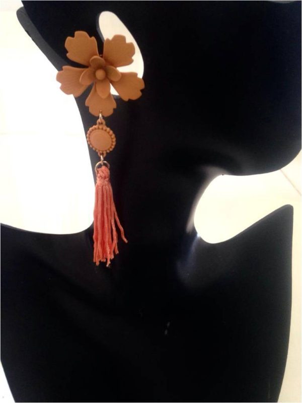 Aretes de flor en pasta largos  Anahi Naranja
