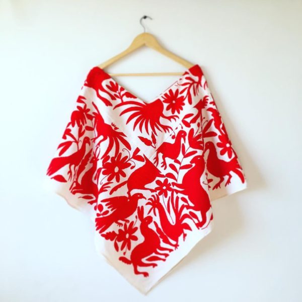 Poncho blanco y rojo bordado Otomi